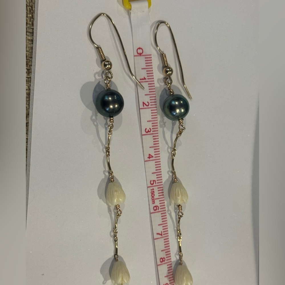 Chic tahitian pearl and pikaki Earrings